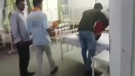 भांडेर: चिरगांव रोड पर अनियंत्रित होकर गिरी बाइक, एक महिला हुई घायल