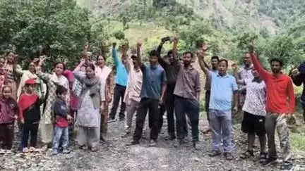 धारचूला: खूमती में बदहाल सड़क के खिलाफ ग्रामीणों ने किया प्रदर्शन