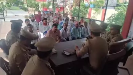 निचलौल: ठूठीबारी थाना परिसर में बकरीद को लेकर पीस कमेटी की बैठक हुई आयोजित