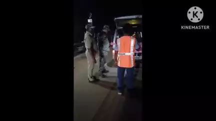 নয়াগ্রাম: অপ্রীতিকর ঘটনা এড়াতে বাংলা ও উড়িষ্যার সীমান্ত লাগোয়া এলাকার নাকা পয়েন্টে নয়াগ্ৰাম থানার পুলিশের কড়া নজরদারি