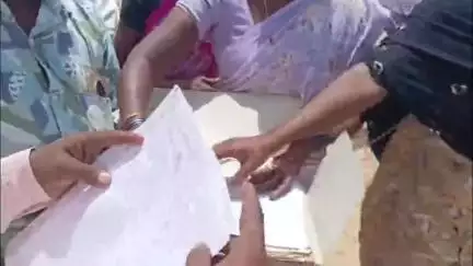 కొవ్వూరు: మా.. హ‌క్కులు మాకు క‌ల్పించండి..గిరిజ‌నుల భూముల‌కు ప‌ట్టాలివ్వండి..మీడియాతో మాట్లాడిన గిరిజ‌నులు