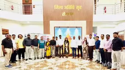 सासाराम: सासाराम के सर्किट हाउस में दो एसडीएम एवं एडीएम सहित 7 अधिकारियों के विदाई सह सामान समारोह का आयोजन किया गया