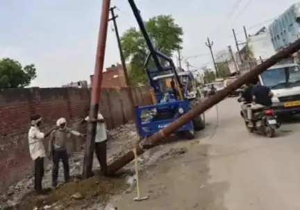बिल्हौर: बीते दिनों आए भयंकर तूफान से बिल्हौर क्षेत्र में कई जगह गिरे बिजली के खंभे, बिजली न आने से जनता परेशान
