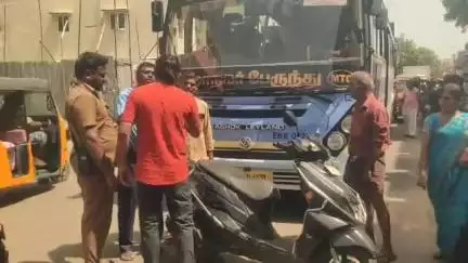 தண்டையார்பேட்டை: வண்ணாரப்பேட்டை டி.எச் சாலையில் இருசக்கர வாகனத்தை மோதியதால் இளைஞர் பேருந்து ஓட்டுநருடன் வாக்குவாதம்