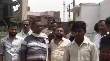 बिसवां: रेउसा कस्बे में मरगज मस्जिद के पास हाजी मोहल्ले का ट्रांसफार्मर फूंकने से एक हफ्ते से विद्युत आपूर्ति ठप #jansamasya