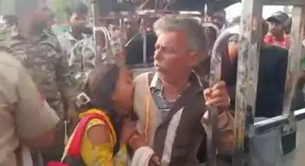 बड़ागांव धसान: बड़ागांव बस स्टैंड पर ई-रिक्शा को चार पहिया वाहन ने मारी टक्कर, 5 लोग घायल