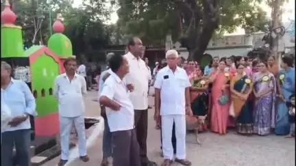 కొవ్వూరు: ఇంటర్‌లో ప్రతిభ కనబరిచిన విద్యార్థులకు పట్టణంలో బహుమతులు ప్రదానం చేసిన ఎమ్మెల్యే ప్రశాంతి రెడ్డి