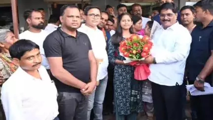 गोमिया: जैक बोर्ड मैट्रिक परीक्षा 2025 की बोकारो जिला टॉपर राजलक्ष्मी को मंत्री योगेंद्र प्रसाद ने किया सम्मानित