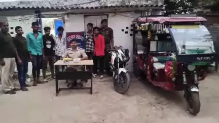 मोतिहारी: जिले के हरपुर थाना क्षेत्र से पुलिस ने हथियार के साथ 5 अभियुक्तों को किया गिरफ्तार, एक बाइक व एक टोटो किया ज़ब्त