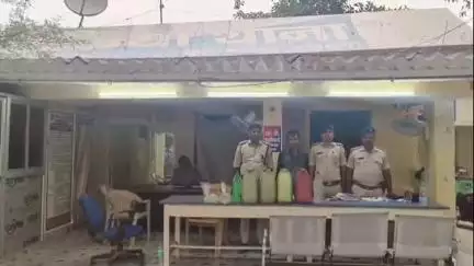 चकिया पिपरा: पूर्वी चंपारण के मोतिहारी जिले के चकिया थाना क्षेत्र से 74 लीटर देशी चुलाई शराब के साथ शराब तस्कर हरेंद्र सिंह गिरफ्तार