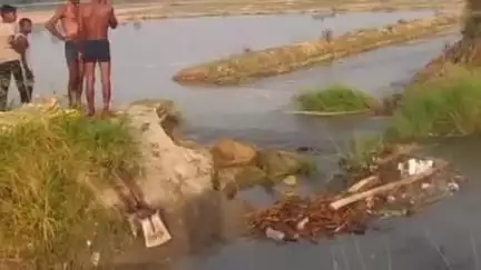 कैंपियरगंज: टिकरिया में नहर का किनारा टूटने से सब्जी की फसल को हुआ नुकसान, मरम्मत में जुटा प्रशासन