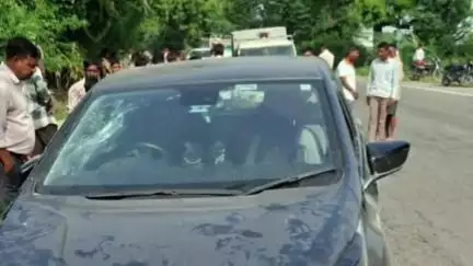 आबू रोड: आबूरोड के मुंगथला गांव में विकट मोड़ पर कार व बाइक में हुई भिड़ंत, बाइक सवार युवक हुआ गंभीर घायल