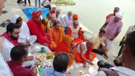 आलापुर: फरीदपुर हेठरिया में रुद्र महायज्ञ और राम कथा से पूर्व निकाली गई कलश यात्रा, कम्हरिया घाट पर हुआ पूजन