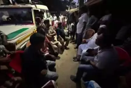ठाकुरगंज: विधायक सऊद आलम ने पौआख़ाली डुमरिया गांव का किया दौरा, सड़क हादसे में मारे गए मृतक के परिजनों से की मुलाकात