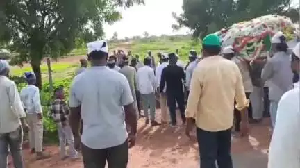 ಹೊಸಪೇಟೆ: ಹಂಪಿನಕಟ್ಟೆ ಗ್ರಾಮದಲ್ಲಿ ಸ್ಮಶಾನಕ್ಕೆ ದಾರಿ ಇಲ್ಲದೆ ಹಣ ಹೂಳಲು ಪರದಾಟ