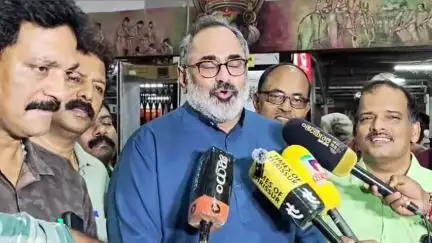 തൃശൂർ: എൽ.ഡി.എഫും യു.ഡി.എഫും അവസരവാദ രാഷ്ട്രീയം കളിക്കുകയാണെന്ന് BJP സംസ്ഥാന പ്രസിഡന്റ് തൃശൂർ റെയിൽവേ സ്റ്റേഷനിൽ പറഞ്ഞു
