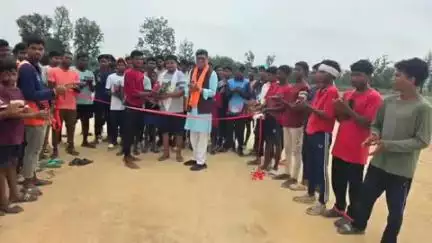 सुकमा: ग्राम पंचायत गुडरा में आयोजित क्रिकेट प्रतियोगिता के शुभारंभ में मुख्य अतिथि बने जिला पंचायत सदस्य हूंगाराम मरकाम