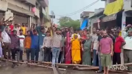सिकंदराराऊ: मृतक 8 वर्षीय बालिका का शव महौ पहुंचा, आक्रोशित ग्रामीणों ने लगाया जाम, कठोर कार्रवाई की मांग की