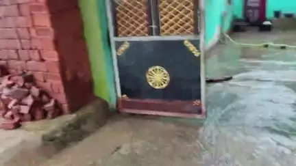 यहां पर डैम जैसा स्थिति उत्पन हुआ,इसका मुख्य कारण है पुलिया को बंद कर दिया गया है,जिससे भयावह नज़ारा हो गया है
