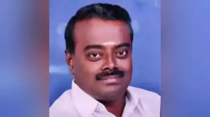 நாமக்கல்: அதிமுக நகர செயலாளர் கைது- எஸ்.பி அலுவலகத்தில் நிலமோசடி தொடர்பாக டிசிபி போலீசார் கைது செய்தனர்