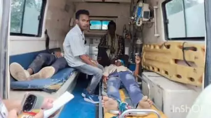 हरदी बाजार थाना क्षेत्र में हाइवा की टक्कर से बाइक सवार 2 युवक गंभीर रूप से घायल