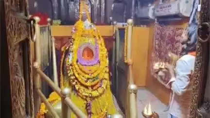 कादीपुर: महावीरन बिजेथुआ पावन धाम पर गुरुवार शाम को आरती संपन्न हुई, भक्तों ने किया प्रसाद ग्रहण