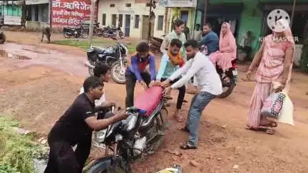शाहनगर: गड्ढों में तब्दील बोरी रोड बनी हादसों का कारण, बाइक सवार गिरा, PWD विभाग पर सवाल