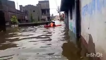 পুরুলিয়া ২: বৃহস্পতিবার সারারাত ধরে বৃষ্টির জেরে সাধুডাঙ্গা এলাকায় আটকে পড়েছে বহু মানুষ উদ্ধারকার্যে নামলো বিপর্যয় মোকাবিলা দপ্তর