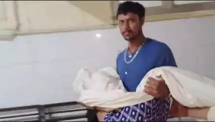 बांसवाड़ा: शहर के एमजी अस्पताल में शव को ट्रॉली में मोर्चरी में नहीं रखा गया, परिजनों ने शव को गोद में उठाकर मोर्चरी ले जाया