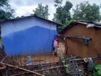 बरकानी गांव मे गोपाल केराई का कच्चे मकान का दीवार धसक गया है, इस समय कई क्षेत्र भरी बारिश हुई अन्य जीजें भी नुकसान