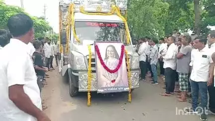 મોડાસા: પ્લેન ક્રેશમાં મોતને ભેટેલા જયશ્રીબેનનો નશ્વરદેહ ખંભીંસર ગામે પહોંચતા અશ્રુભીની આંખે શ્રદ્ધાંજલિ અર્પણ કરાઈ