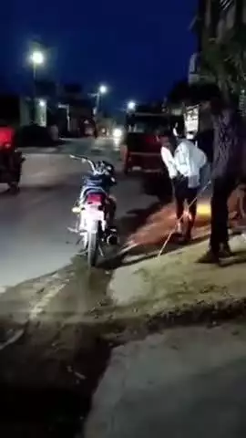 అవుకు బస్టాండ్ సమీపంలో బైక్లోకి దూరిన పాము