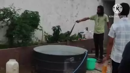 शाहनगर: जनपद पंचायत अध्यक्ष के घर में घुसा गोह, सर्पमित्र ने सुरक्षित रेस्क्यू किया