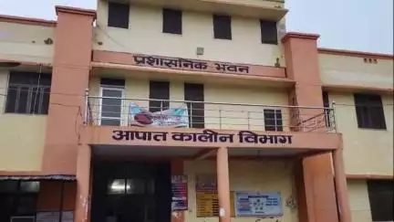 मैनपुरी: जिला अस्पताल की लापरवाही सामने आई, जनरेटर होने के बावजूद मरीज को नहीं मिल रही लाइट की सुविधा