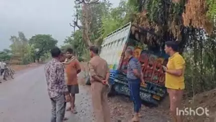 बिंदकी: दरबेशाबाद के समीप बिंदकी-फतेहपुर मार्ग पर पेट्रोल पंप के सामने पिकअप गाड़ी की टक्कर से बाइक सवार शिक्षक गंभीर घायल