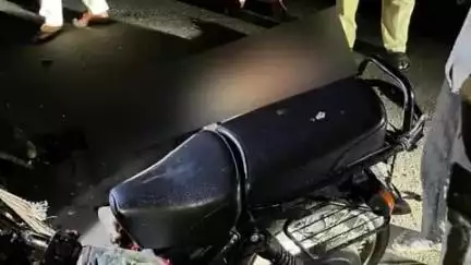 बेन मोड़ पर अज्ञात वाहन की टक्कर से मोटरसाइकिल सवार की मौत