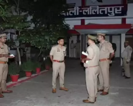 ललितपुर: सदर कोतवाली के एसपी ने देर रात किया औचक निरीक्षण, पुलिस कर्मियों में मचा हड़कंप, लंबित विवेचनाओं को लेकर दिए निर्देश