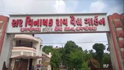 નાંદોદ: રાજપીપલા શહેરમાં પબ્લિક ગાર્ડનના ગેટ પાસે ખાડો પડી જતા ત્યાં પાણીભરાઈ જતા વાહનચાલક તેમજ રાહદારીને તકલીફ.#jansamasya