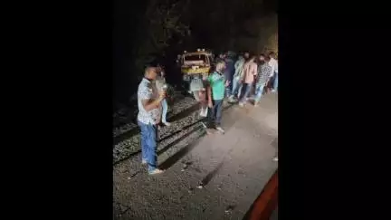 बड़ी सादड़ी: निकुंभ पुलिया के आगे ऑटो और कार में हुई भिड़ंत, आधा दर्जन सवारियों को आई मामूली चोट, बड़ा हादसा टला