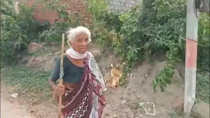 భూపాలపల్లి: కన్నీరు మునీరుగా లభిస్తున్న మావోయిస్టు అగ్రనేత గాజుర్ల రవి కుటుంబ సభ్యులు, మరికొద్ది గంటలో జరగనున్న అంత్యక్రియలు