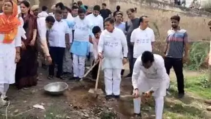 झुंझुनू: भाजपा प्रदेश उपाध्यक्ष व वंदे गंगा जल संरक्षण के प्रदेश संयोजक ने झुंझुनू में किया श्रमदान और दिलवाई शपथ