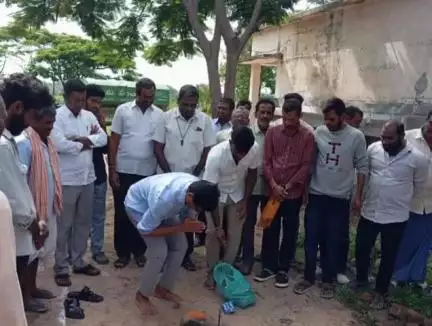 కోరుట్ల: నాగులపేట గ్రామంలో జిల్లా పరిషత్ పాఠశాల ప్రహరీ గోడ నిర్మాణానికి శంకుస్థాపన చేసిన ఎమ్మెల్యే డాక్టర్ కల్వకుంట్ల సంజయ్