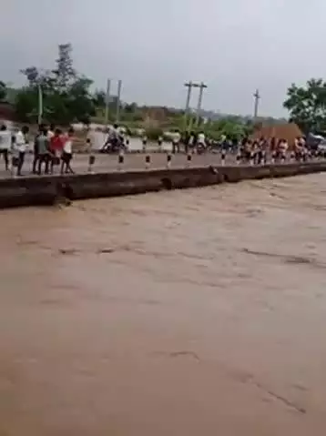 lokain nadi me pani bhar gaya.