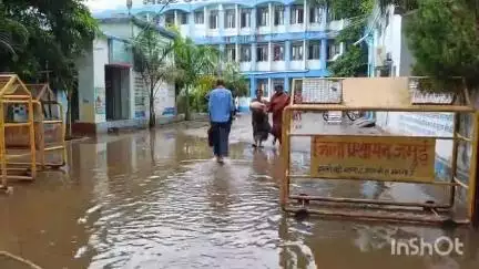 जमुई: 5 दिनों से हो रही मूसलाधार बारिश से सदर अस्पताल में जमा हुआ वर्षा का पानी