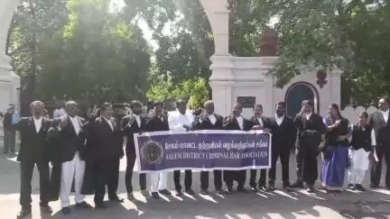 சேலம்: திருவண்ணாமலையில் வழக்கறிஞர் வெட்டி கொலை செய்யப்பட்ட சம்பவத்தை கண்டித்து சேலம் நீதிமன்றம் முன்பு வழக்கறிஞர்கள் ஆர்ப்பாட்டம்