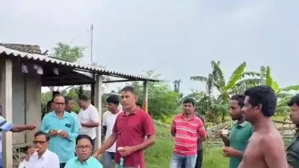 কাঁথি ৩: রঘুনন্দনপুর সমবায় সমিতির নির্বাচনী প্রচারের ফাঁকে চা চক্রে ব্যস্ত বিকাশ চন্দ্র বেজ সভাপতি INTTUC কাঁথি সাংগঠনিক জেলা।