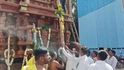 ಚಾಮರಾಜನಗರ: ನಗರದಲ್ಲಿ ಚಾಮರಾಜೇಶ್ವರ ರಥೋತ್ಸವ ಹಿನ್ನೆಲೆ ರಥ ಕಟ್ಟುವ ಕಾರ್ಯಕ್ಕೆ ಚಾಲನೆ ನೀಡಿದ ಶಾಸಕ ಪುಟ್ಟರಂಗಶೆಟ್ಟಿ