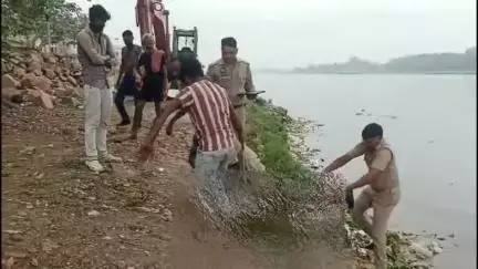 मथुरा: विश्राम घाट यमुना किनारे मिला अज्ञात वृद्ध का शव, पुलिस जांच में जुटी