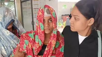 ग्राम धौरहरा में पानी गिरने से पड़ोसियों ने युवती से की मारपीट, कुल्हाड़ी से किया हमला