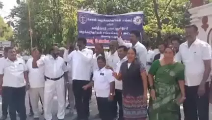 சேலம்: அஸ்தம்பட்டி வழக்கறிஞர்கள் பாதுகாப்பு சட்டத்தை அமல்படுத்த கோரி தமிழ்நாடு பாண்டிச்சேரி வழக்கறிஞர் சங்கம் ஆர்ப்பாட்டம்